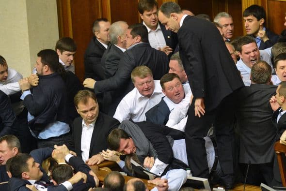 Poco antes, la sesión inaugural de la Rada se inició con la formación de cinco grupos parlamentarios, sin que ninguno de estos reúna la mayoría absoluta para elegir al futuro primer ministro de la antigua república soviética.