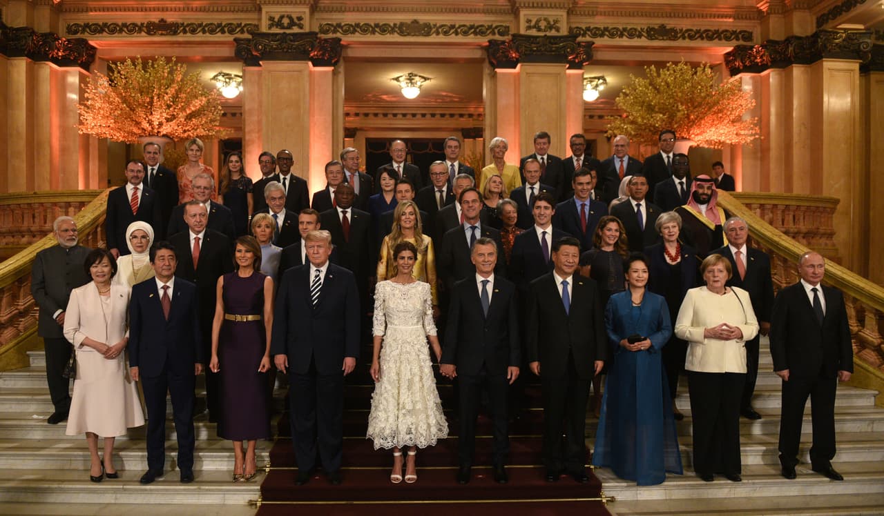 Los líderes del grupo y sus parejas posaron para una foto antes de una cena de gala en el Teatro Colón en Buenos Aires. El presidente ruso Vladimir Putin señaló que las cumbres del G20 no eliminan las "contradicciones" entre los países pero "son útiles" porque los que mantienen enfrentamientos "pueden centrarse en los problemas en los que todos están de acuerdo, como la necesidad de reformar la OMC (Organización Mundial del Comercio)".
