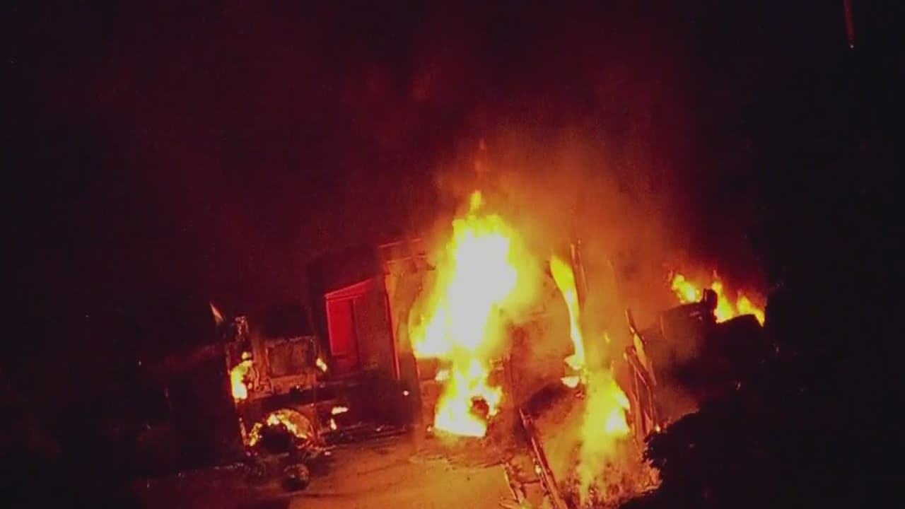 Brotan disturbios en Kenosha, Wisconsin, luego de que la policía disparara contra un afroamericano