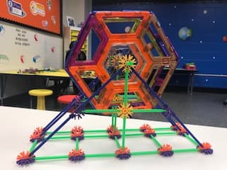 La escuela primaria Lincoln en el suburbio de Cicero ya cuenta con su propio laboratorio “STEAM” que son las siglas en inglés para aquellas carreras que se especializan en las ciencias, tecnología, ingeniería, arte y matemáticas.