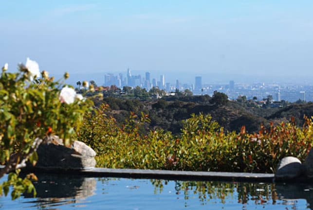 Tiene una bella vista por un lado a Los Angeles.