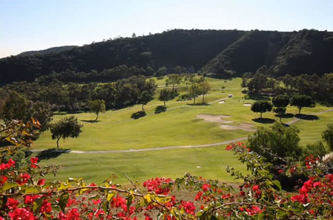 La terraza tiene vista al campo de golf del fraccionamiento.