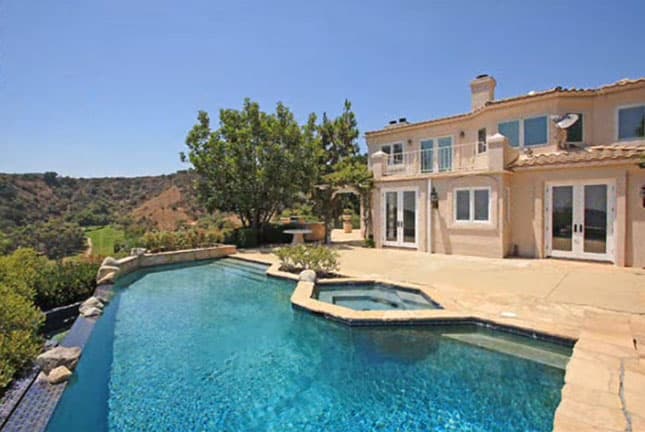 Tiene un jacuzzi y una larga piscina.