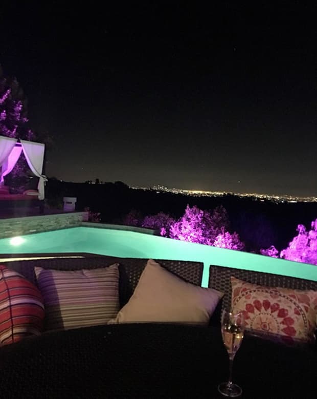 Así de bella luce por las noches, con la ciudad de fondo.