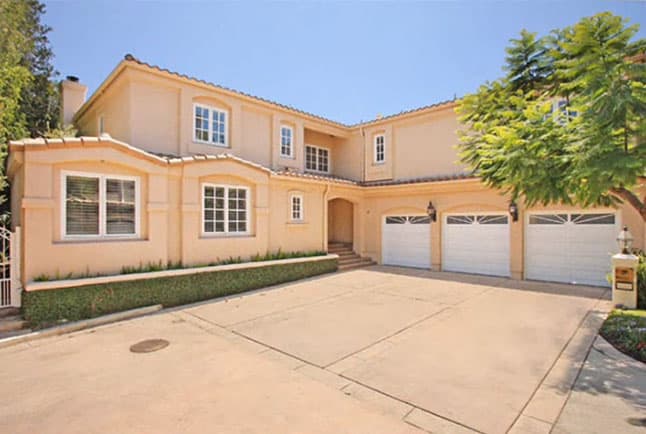 La casa tiene un extenso garage con capacidad para tres autos.