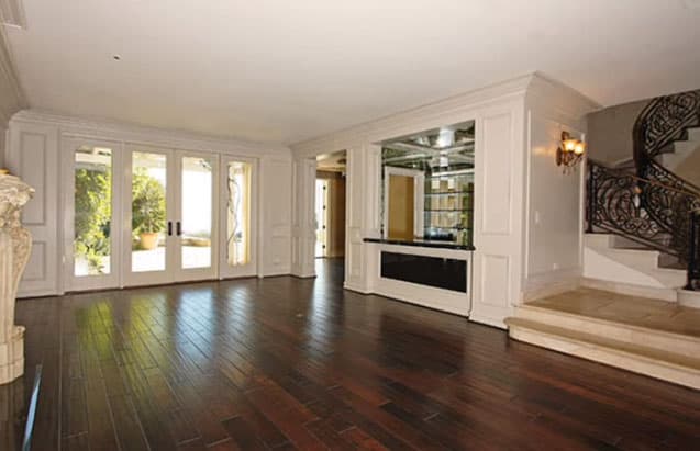 Un pequeño bar y las escaleras al segundo piso.