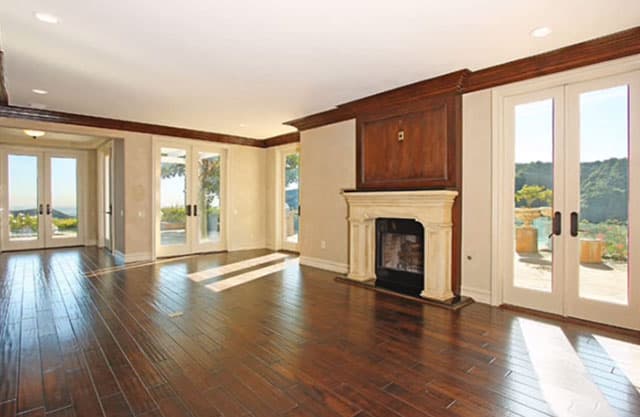 El estudio, con una bella chimenea y muchas puertas a la terraza.