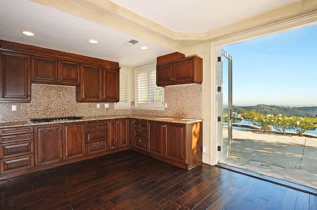 La larga cocina, con puertas para la terraza.