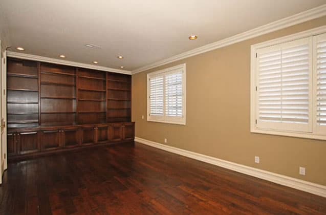 Clósets y repisas de pared a pared.