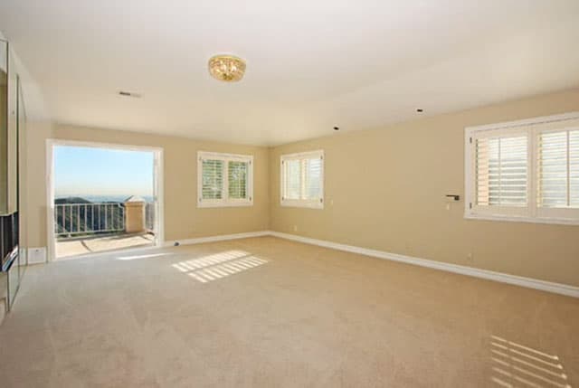 Tiene cuatro amplias habitaciones.