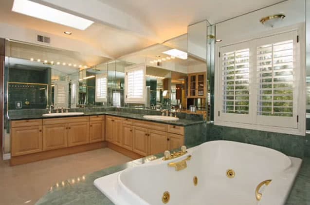 Una bella tina de hidromasaje.