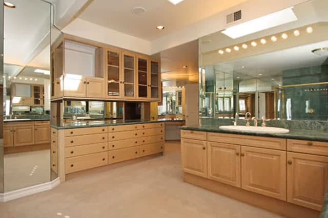 En total tiene cinco baños extensos y rodeados de espejos.