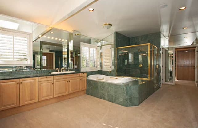 La regadera al fondo.