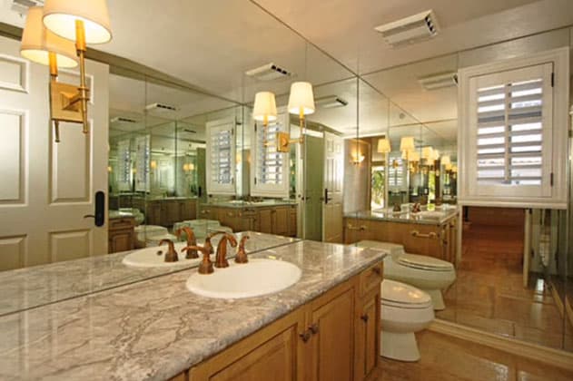 Así lucía uno de los baños secundarios de la propiedad cuando la compró.