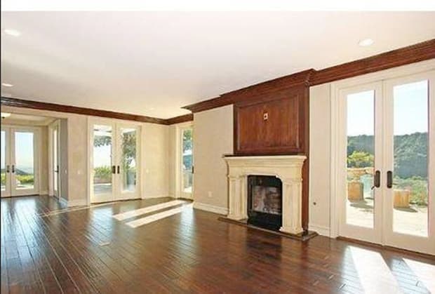 Muy bien iluminada por todos lados.