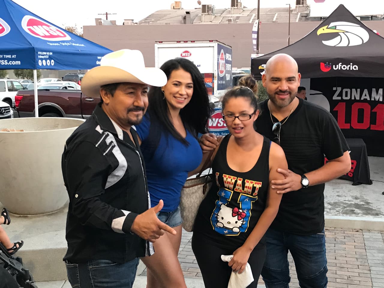 El Bueno, La Mala y El Feo llenaron las calles de seguidores de Christian Nodal para su primer encuentro con sus fans en la ciudad de Los Ángeles.