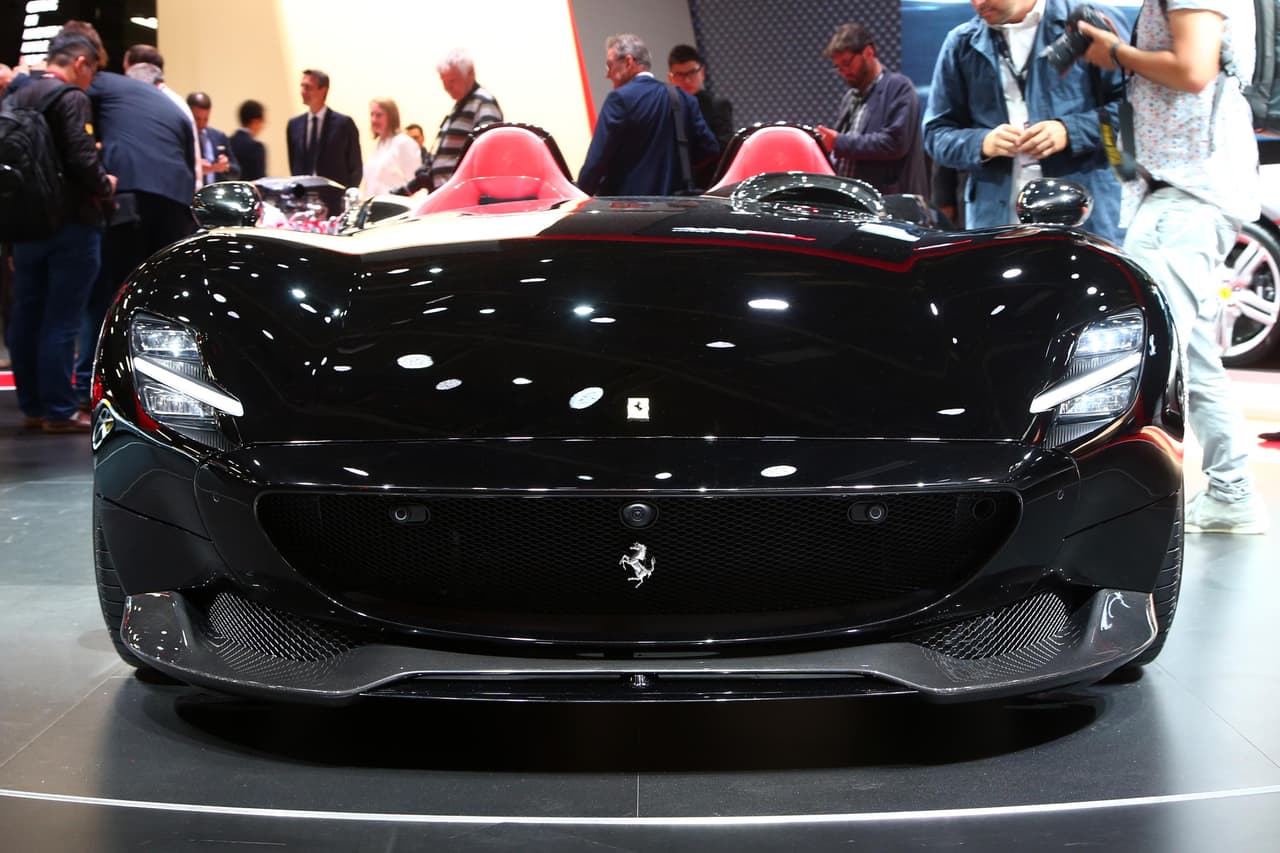 Así también, prepararon un casco de fibra de carbono específicamente para proporcionar a los propietarios la comodidad y seguridad exigidas en un vehículo de este estilo... aunque para Ibrahimovic un par de gafas para el sol y una chaqueta de Ferrari es más que suficiente.