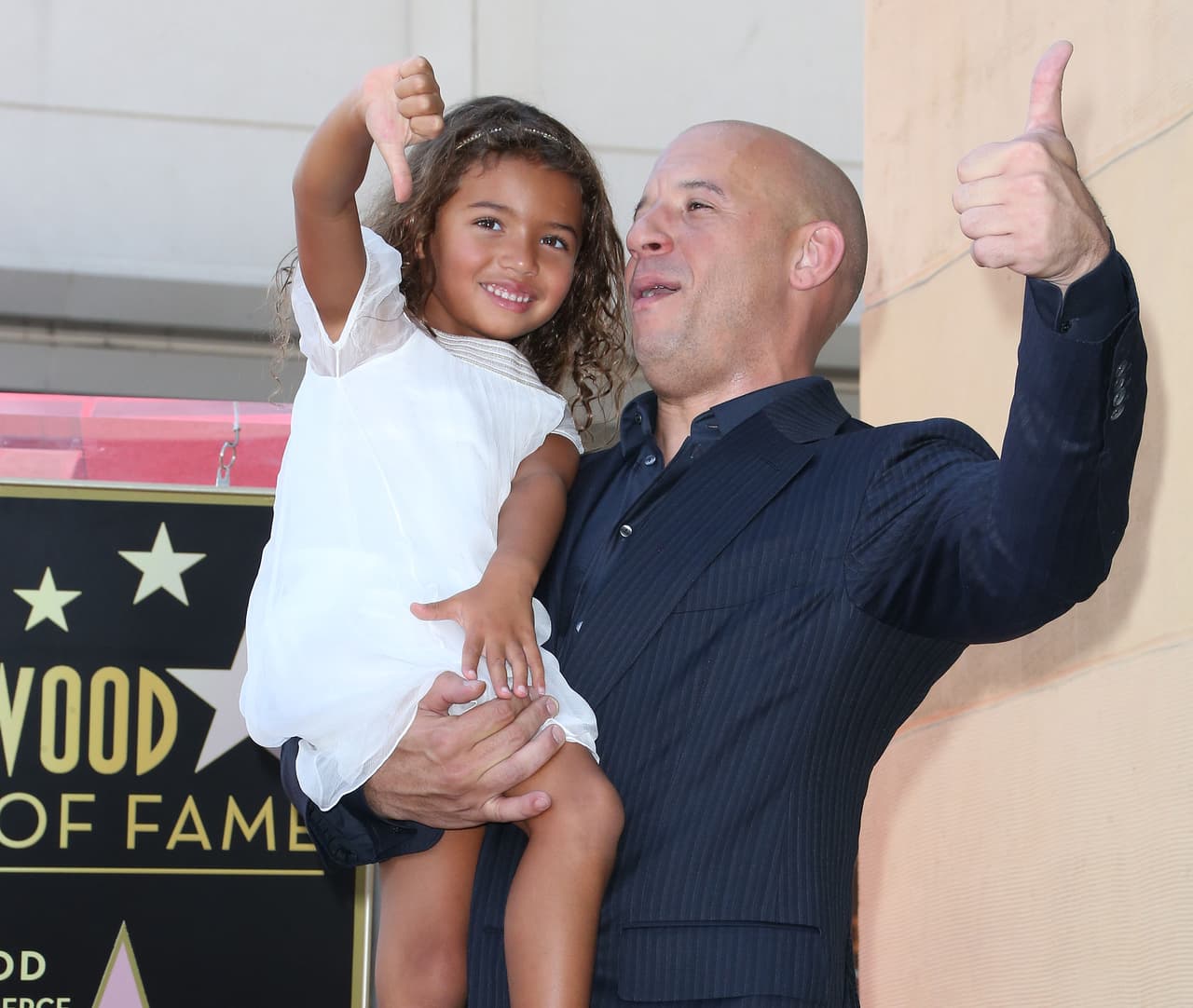 El actor está casado con la modelo mexicana Paloma Jiménez, con quien ha formado una familia que él ha preferido mantener en bajo perfil.