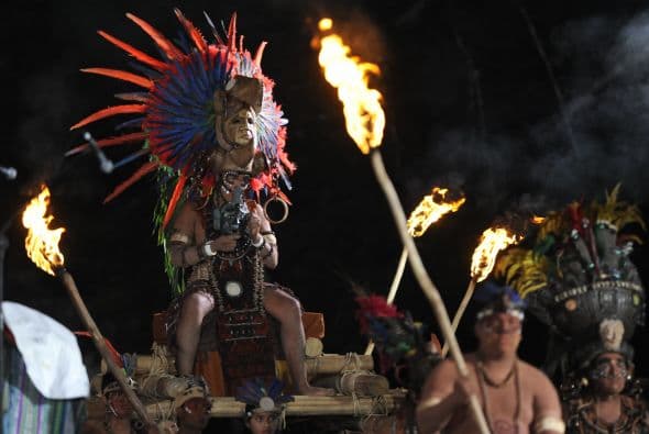 Tras un receso en la medianoche, se realizó la madrugada del viernes un espacio de reflexión, previo a la gran ceremonia maya al amanecer del viernes, en saludo al sol y la nueva era.