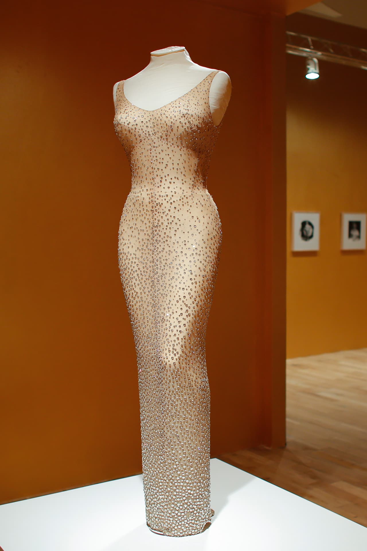 El vestido fue diseñado por el modisto francés Jean Louis especialmente para la estrella. Según la casa de subastas, el maniquí tiene las mismas proporciones que el cuerpo de Marilyn.