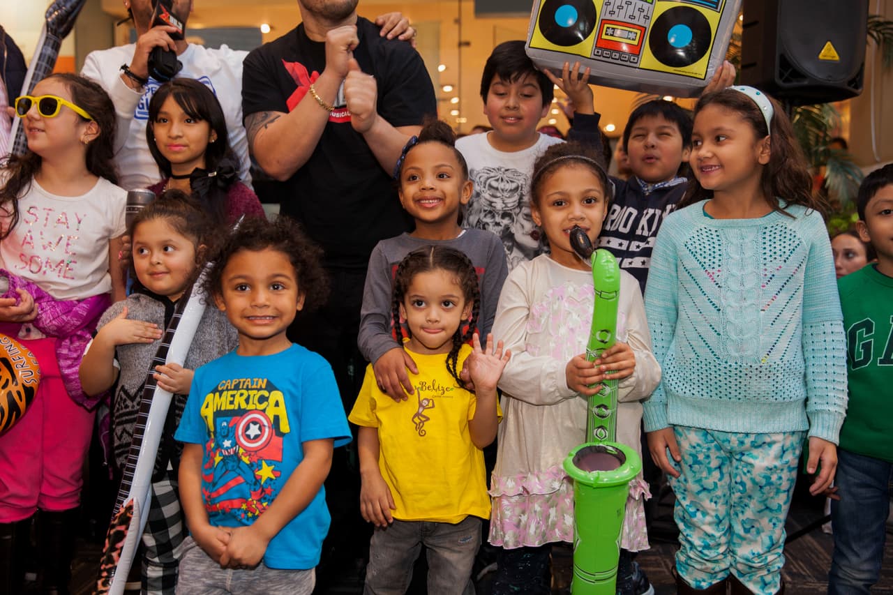 Los niños y sus familias disfrutaron de las actividades del evento.