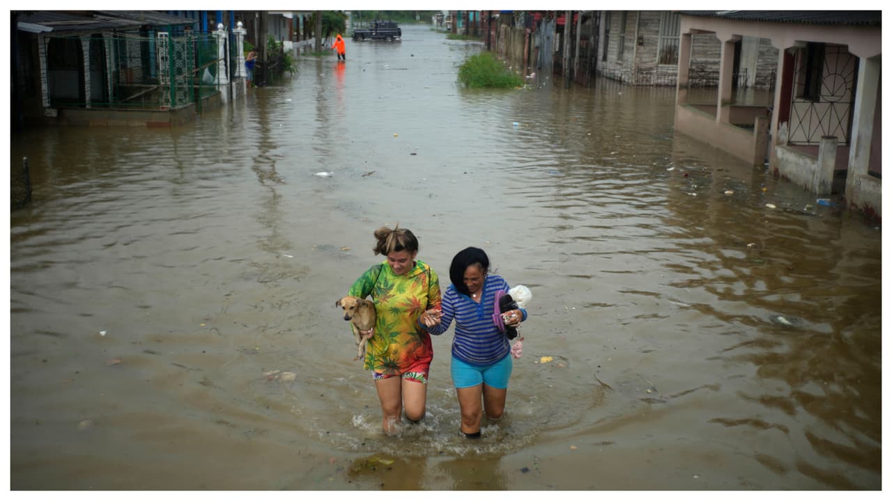 Fuertes lluvias por la tormenta Idalia, ahora huracán, causan inundaciones y derrumbes en Cuba