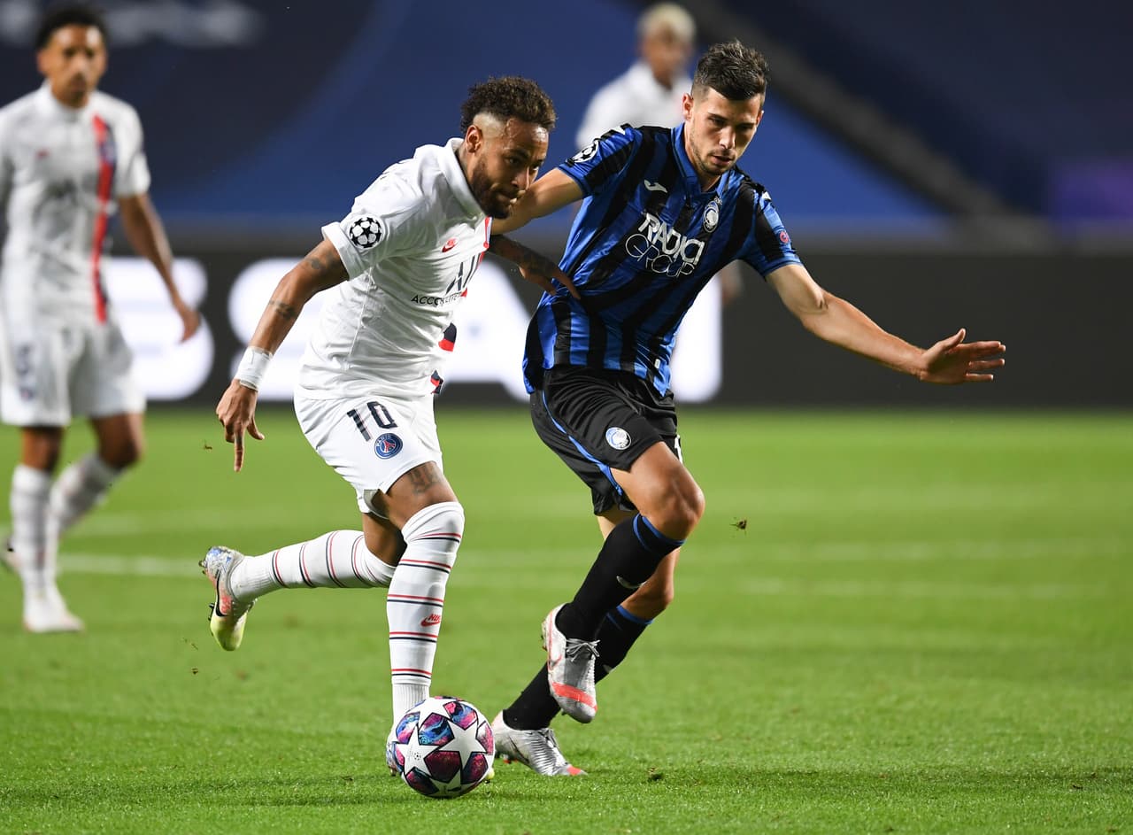 Neymar no conseguía asociarse en el último cuarto de la cancha para emparejar los cartones.