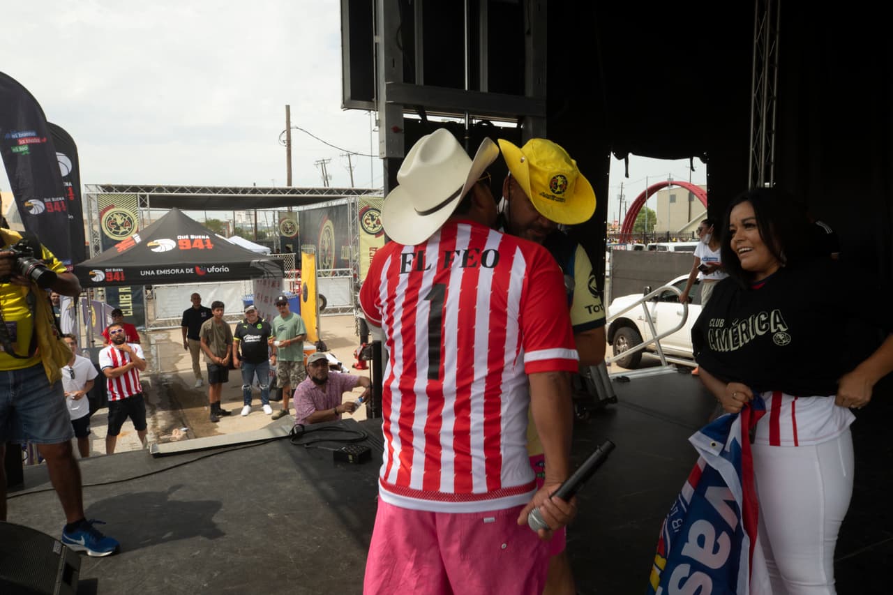 Durante el cotorreo entre estos dos compadres, también hubo tiempo para incluir al público, en momentos previos al gran juego.