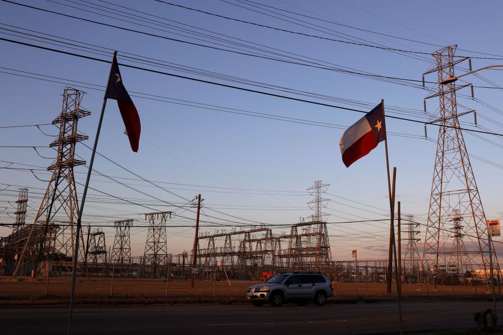 La bandera de Texas en las cercanías de una estación eléctrica en Houston, Texas. A inicios de 2021, una tormenta invernal sin precedentes dejó a millones de texanos sin electricidad por más de 24 horas en medio de temperaturas bajo cero.