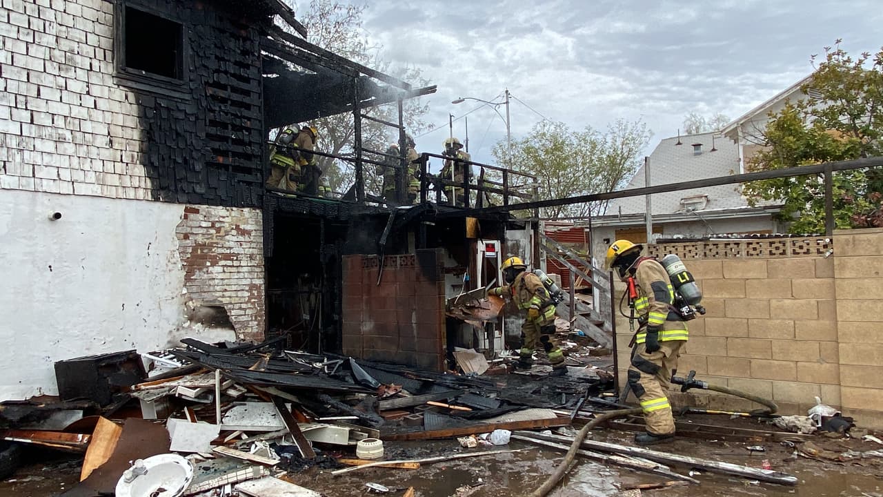 Las llamas consumieron rápidamente una estructura en Phoenix.
