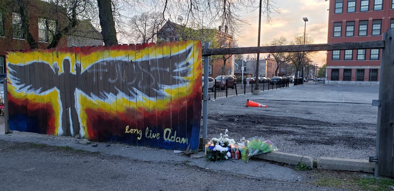 Un mural en honor a Adam Toledo ahora vive en la ubicación donde ocurrieron los hechos. El artista es Pablo Serrano, quien fue un maestro de arte en la comunidad.