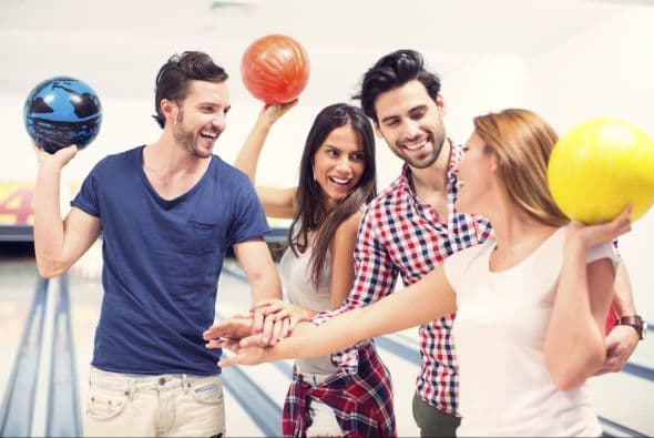 El ‘bowling’ es un deporte que puedes practicar con amigos, en familia o en una cita.