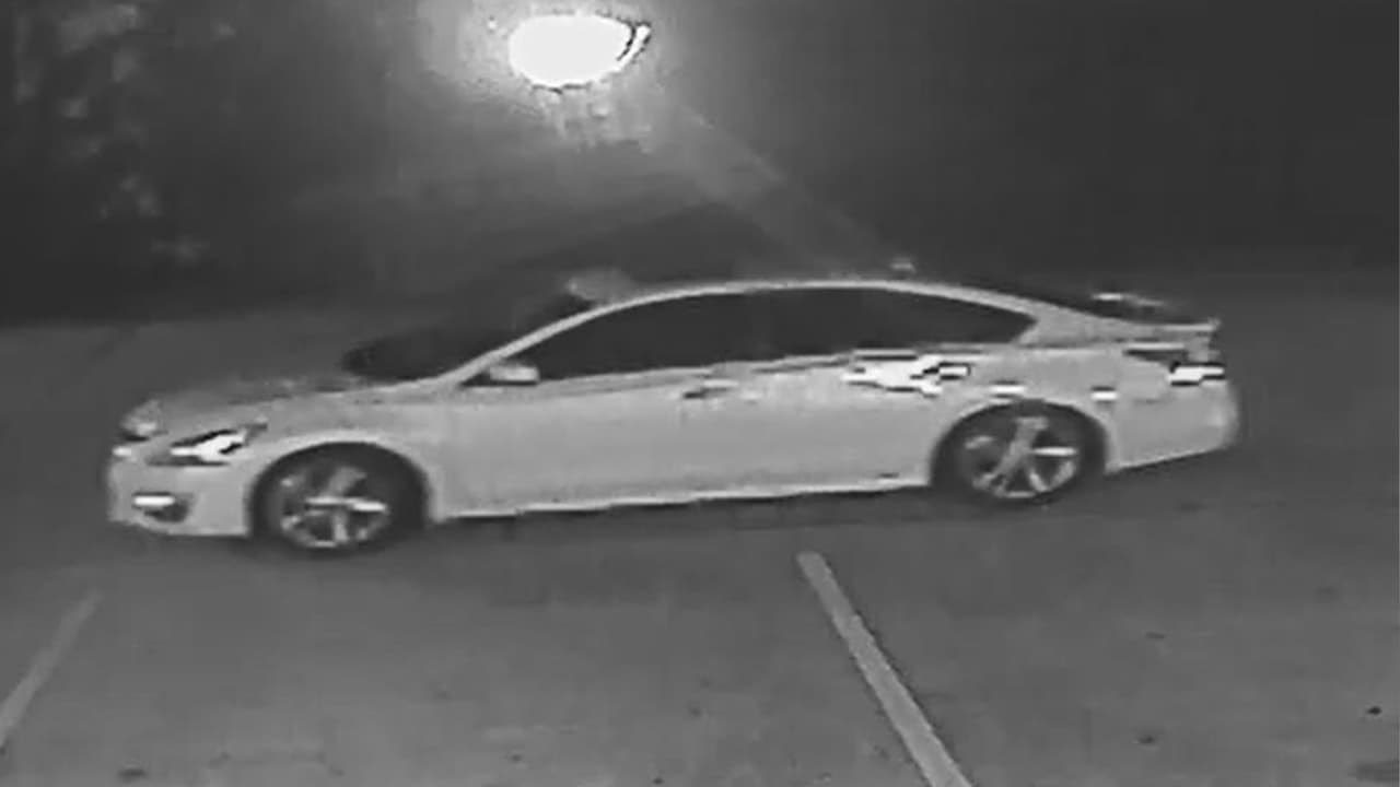 Se cree que huyeron en este vehículo Nissan Altima color blanco. Si usted tiene alguna información que pueda servirle a la policía puede llamar al 936-760-5800.