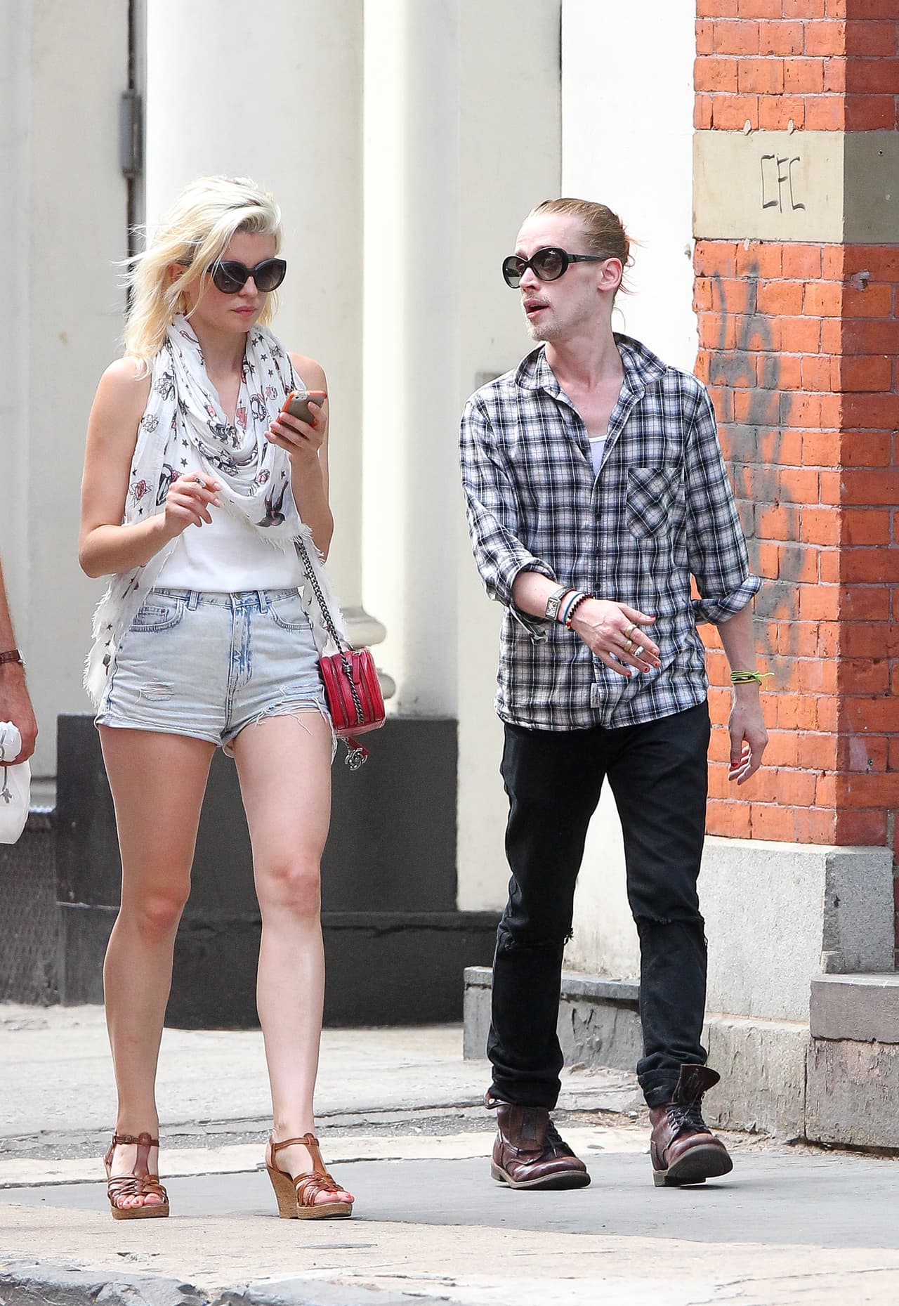 Por momentos, el actor echaba una miradita para ver qué hacía su acompañante.