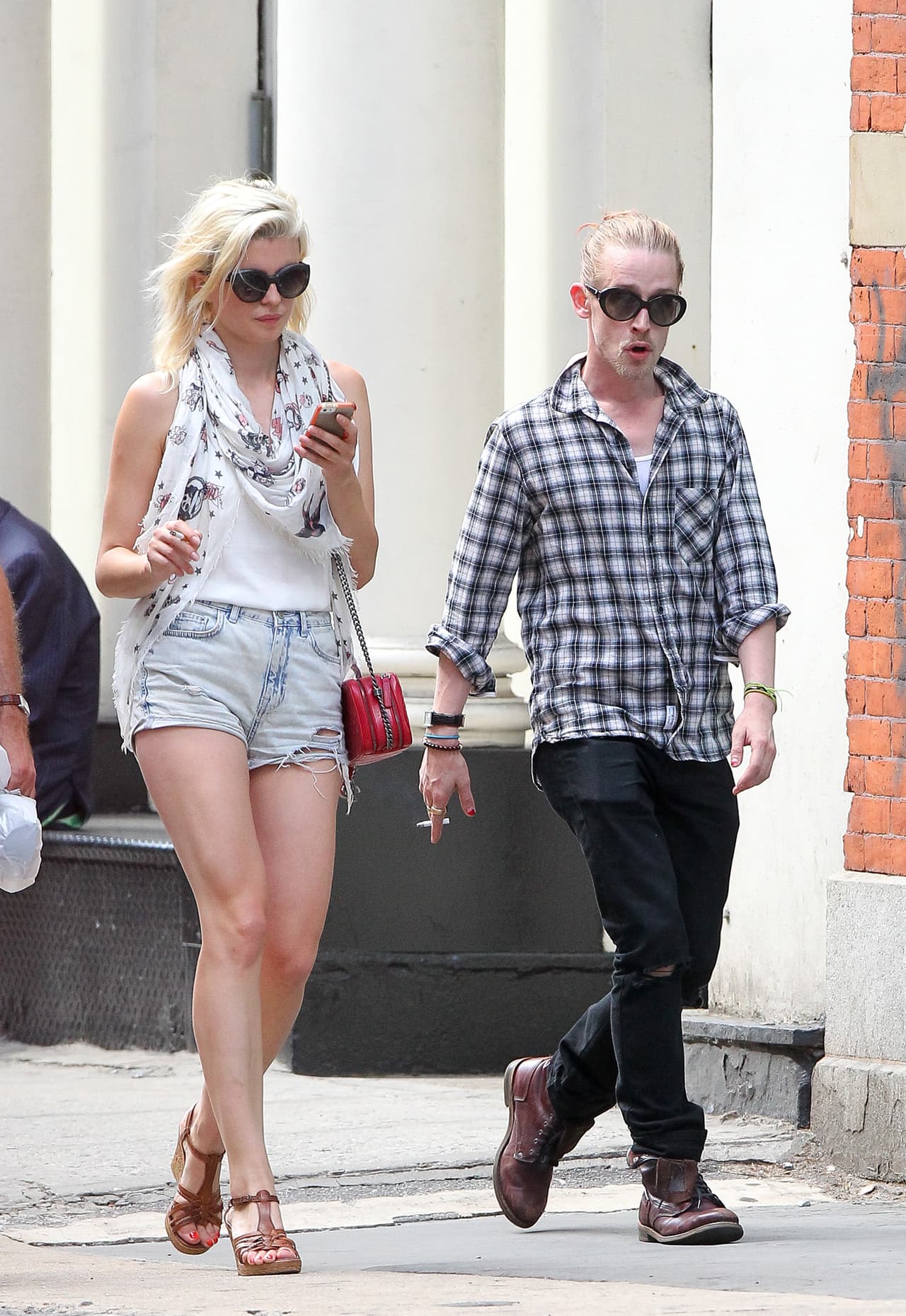 La misteriosa chica siempre estuvo muy al pendiente de su celular.