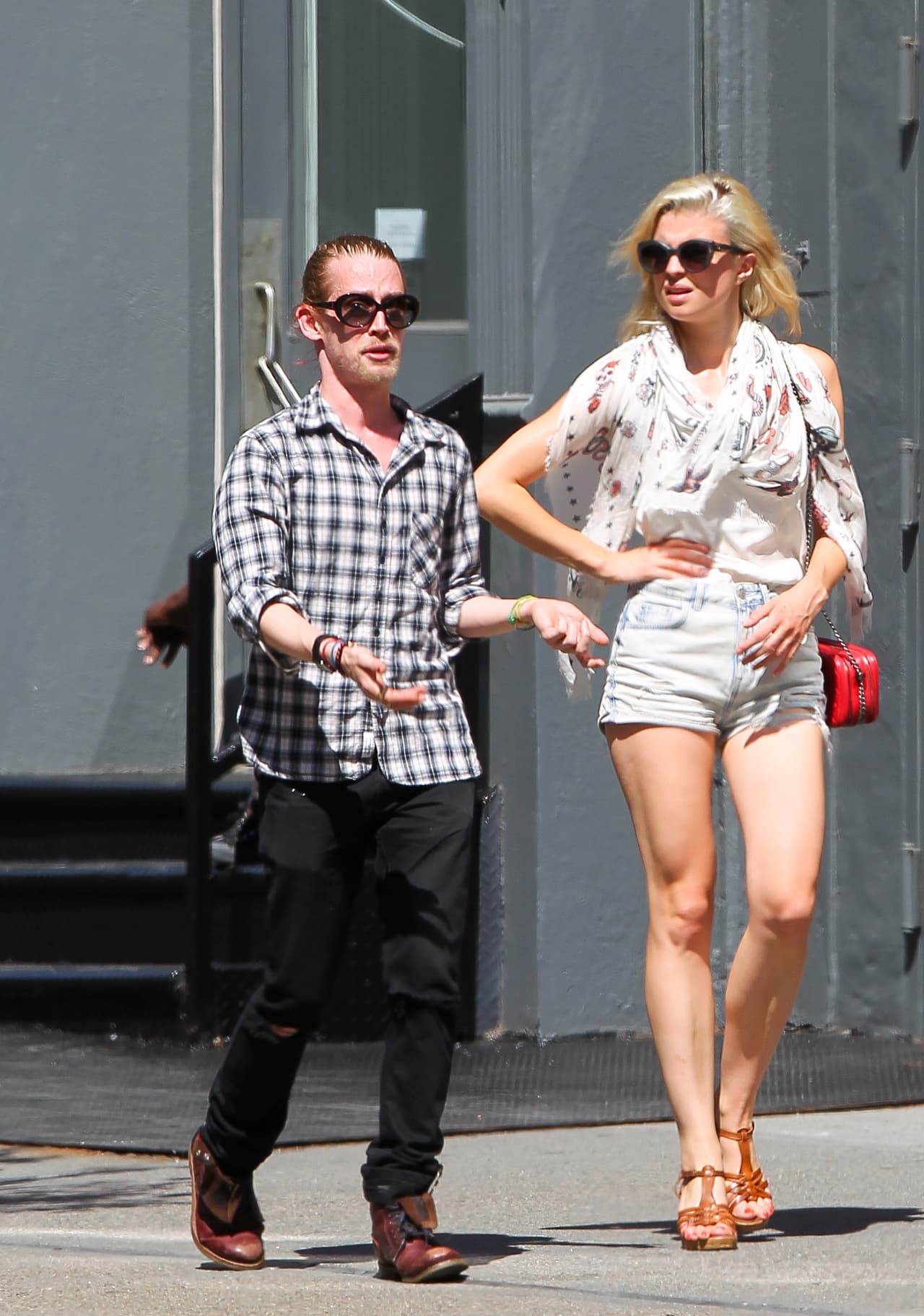 ¿Qué tanto le habrá dicho a esta chica que la tenía tan entretenida?