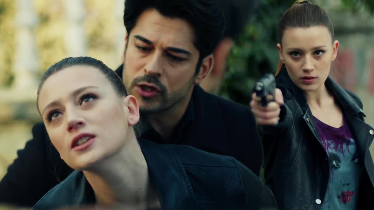 Ahora por su culpa la policía lo tiene en la mira y con una orden de aprehensión por ser el sospechoso número uno en el falso asesinato. Al saberlo,
<b><a href="https://www.univision.com/shows/amor-eterno/kemal-no-permitio-que-la-policia-lo-arrestara-por-la-supuesta-muerte-de-asu-y-escapo-video" target="_blank">Kemal se resistió al arresto y terminó por escaparse</a></b>.