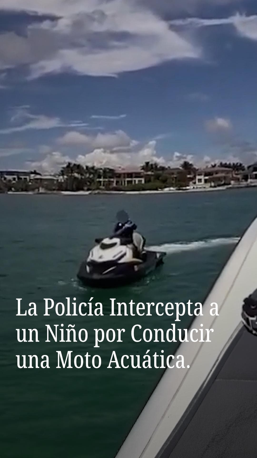 La policía intercepta a un niño por conducir una moto acuática