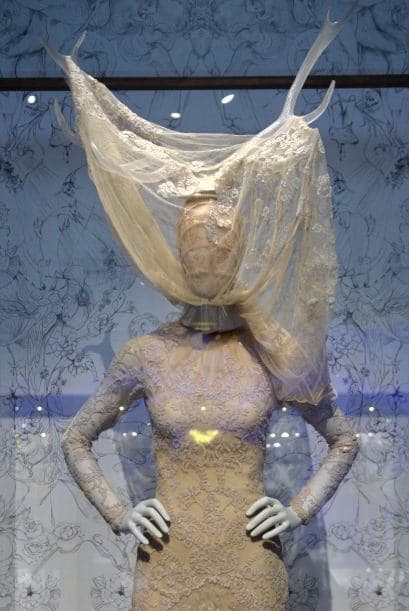 Esta es la exposición de moda más grande que ha tenido el museo Victoria and Albert, según el director del mismo.