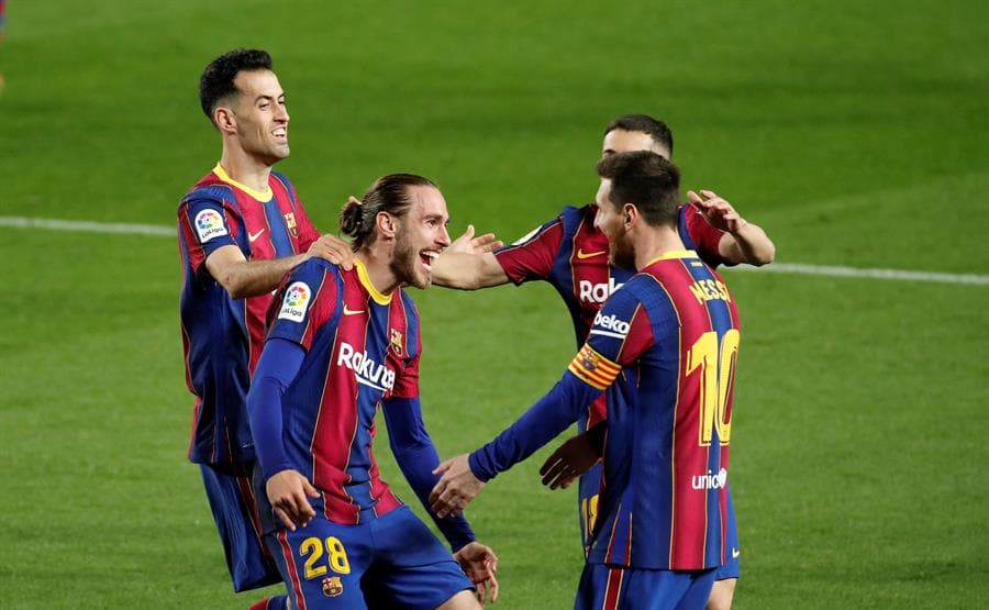 Barcelona se impone en casa ante el Huesca 4-1. Los goles corrieron a cargo de Lionel Messi (13' y 90'), Antoine Griezmann (35') y Oscar Mingueza (53'). Por parte de la visita, el gol fue de Rafa Mir al 49'. La 'Pulga' sumó su partido número 767 con el equipo culé e iguala el número de Xavi.
