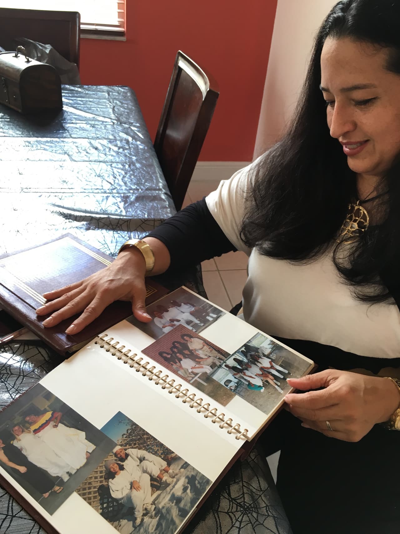 Brenda Valencia muestra las fotografías de sus años en prisión. Muchas de sus compañeras eran jóvenes como ella y fueron encarceladas por el mismo delito "conspiración" de distribuir droga.