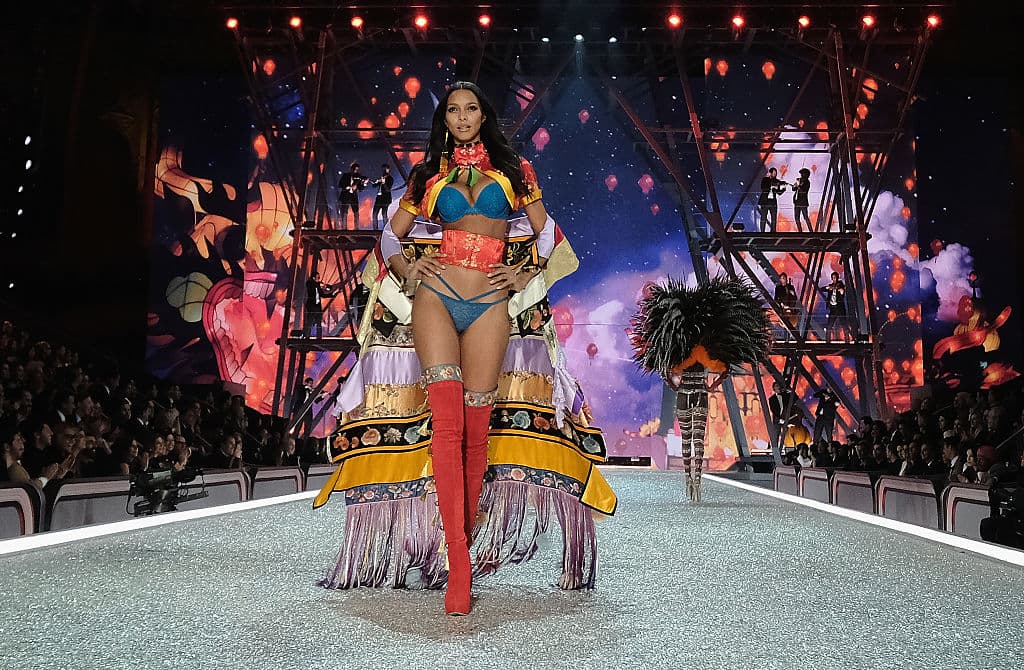 "A medida que los tiempos cambiaron a lo largo de los años en términos de la 
<b><a href="https://www.univision.com/entretenimiento/las-supermodelos-mas-hermosas-del-mundo-son-las-angelitas-de-victorias-secret-2014-video" target="_blank">emisión del desfile de modas</a></b>, ¿vimos un impacto material específico en términos de una respuesta de ventas a corto plazo por la emisión del desfile de modas? Como asunto general, la respuesta a esa pregunta es no", dijo el ejecutivo.
<br>