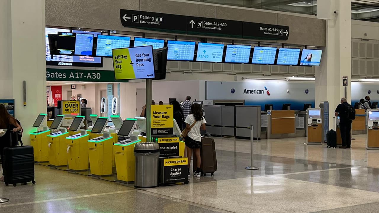 Se recomienda llamar a la aerolínea antes de dirigirse al aeropuerto para confirmar que su viaje no haya sido cancelado o retrasado.