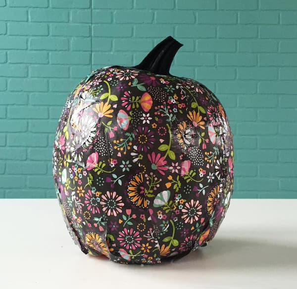 Envoltura floreada: con papeles coloridos puedes transformar tus calabazas en hermosos objetos decorativos, mientras ayudas a tus hijos a poner su creatividad a toda marcha.