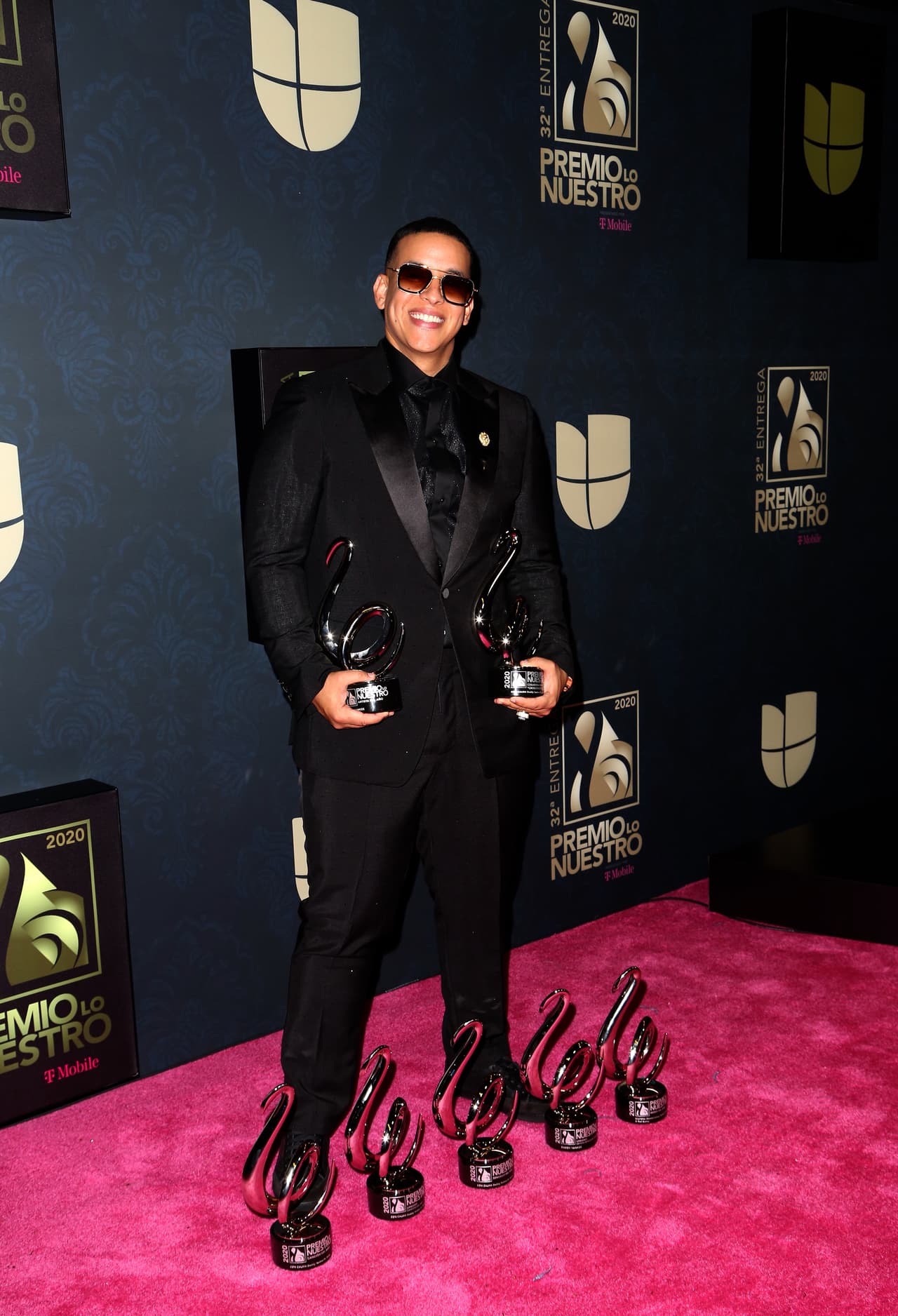 <b>Daddy Yankee</b> no pudo cargar todos los premios que se llevó, fue el máximo ganador de la noche.