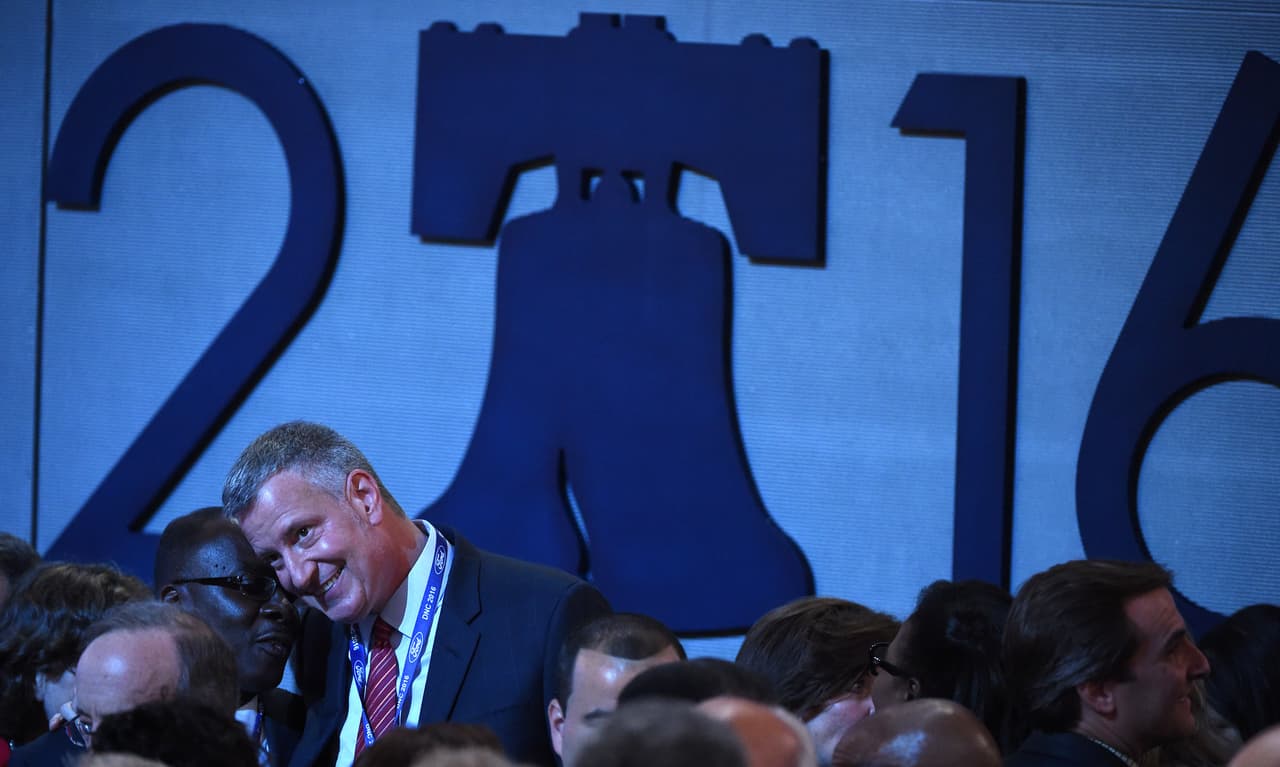 ¿Le contaban un chiste? Por la sonrisa del alcalde de Nueva York, Bill de Blasio, así parecería.