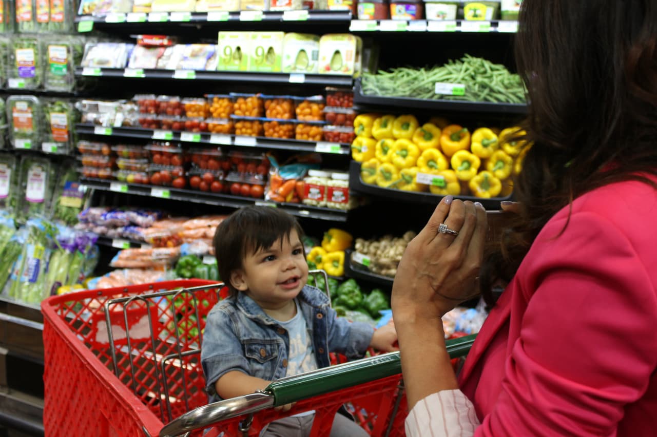 El programa WIC está disponible para muchas familias y niveles de ingresos. Si recibes beneficios de Medicaid, TANF o SNAP, cumples los requisitos de ingresos para participar en el programa WIC.