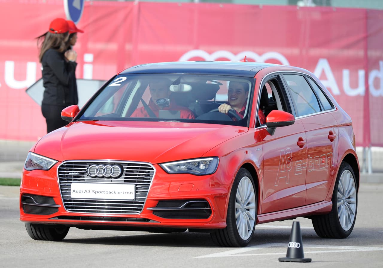 En esta imagen vemos al futbolista colombiano junto al galés Gareth Bale a bordo de un 
<b>Audi A3 Sportback e-Tron</b>, poniendo a prueba el desempeño de este vehículo híbrido enchufable de la firma de los 4 aros. El modelo 2017 tiene un precio base que ronda los 39,000 dólares, contando con un motor de 1.4 litros con 150 HP y un motor eléctrico que desarrolla 102 HP, alcanzando un potencia combinada de 204 HP.