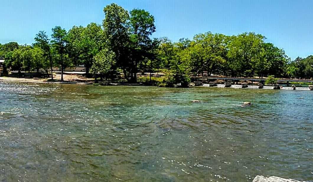 Una mujer muere al salvarle la vida a dos niños que se ahogaban en el río Guadalupe