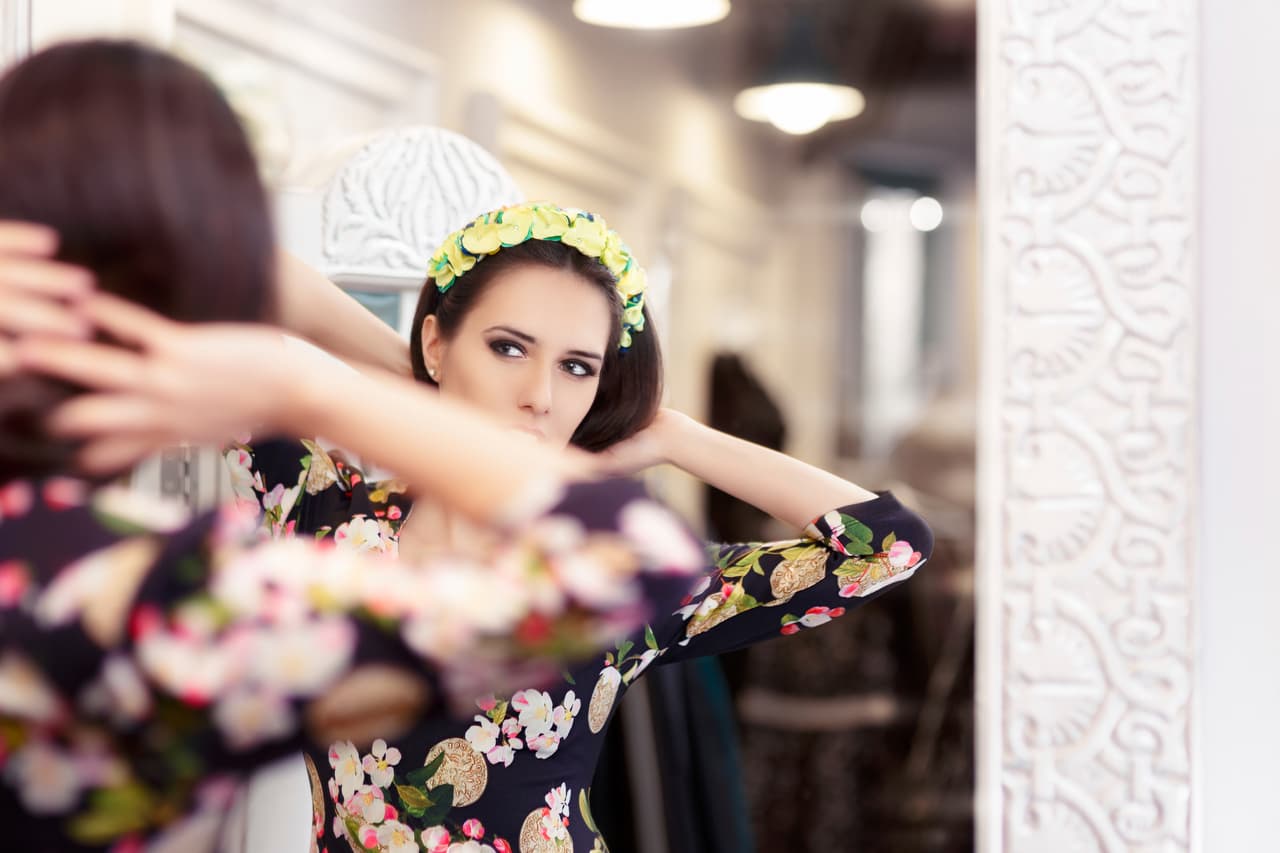 Por no dejar de mirarte al espejo: Quedarte ahí parada y esperar a que el espejo te devuelva una imagen mejor no pasará, porque eso está dentro de tu cabeza.